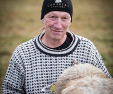 Lars-Åke Åkerlund med ett av deras får